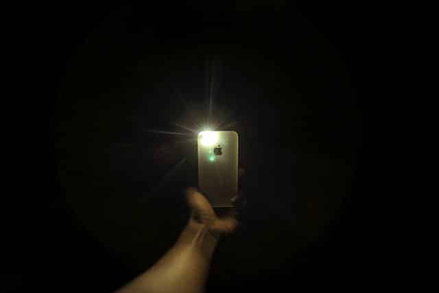 How to Turn The Flashlight On or Off on Smartphone?